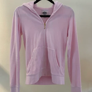 Ljusrosa Juicy Couture hoodie - Ljusrosa Juicy Couture hoodie med dragkedja fram och med ett coolt tryck där bak. I nästan perfekt skick och är knappt använd, finns dessutom inte att köpa någon annanstans då den är ”limited edition”. Hoodien är i storlek 14 kids men sitter som en vanlig XS!💖🦋