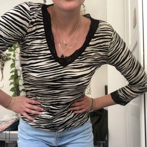zebrarandig tröja - kaxig zebrarandig tröja med spetskanter köpt second hand, 80kr ink frakt