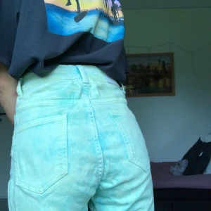 Gröna urtvättade jeans från Monki stl 27 -  Ett par unika och skitcoola jeans från Monki. Jag är 169 lång och som ni ser på sista bilden är de lite för korta för mig. Det beror ju dock på hur man vill att de ska sitta. Fler bilder kan skickas :)
