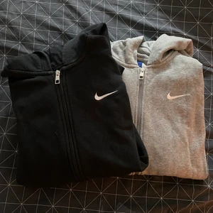 Nike hoodie - 100kr/styck, Lite oversized på mig som vanligtvis har strl S      Högsta bud: 230kr på den gråa, svarta är såld💞💞KÖP DIREKT FÖR 250kr/styck + frakt!!