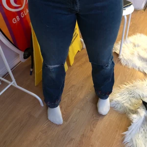 vida blåa vintage jeans🌸🌸 - superfeta jeans med blommiga detaljer, sjukt snygga och passar till typ allt💯