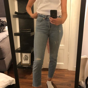 Jeans - Slitna jeans från lager 157. Jag är 172 cm och har vanligtvis 36 i byxor. Dessa är lite små och korta på mig. Sparsamt använda så det finns inga skador på plagget!☺️ skriv gärna i chatten om ni har funderingar 