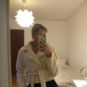 Snygg jacka - Jacka från missguided, jätte fin o i bra skick. Det är en teddyjacka i storlek small. Buda från 200