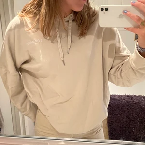 Beige hoodie - Säljer nu denna snygga hoodie från Monki! Är i strl S men har knappt kommit till användning, därav nyskick 💖 köpare står för frakten