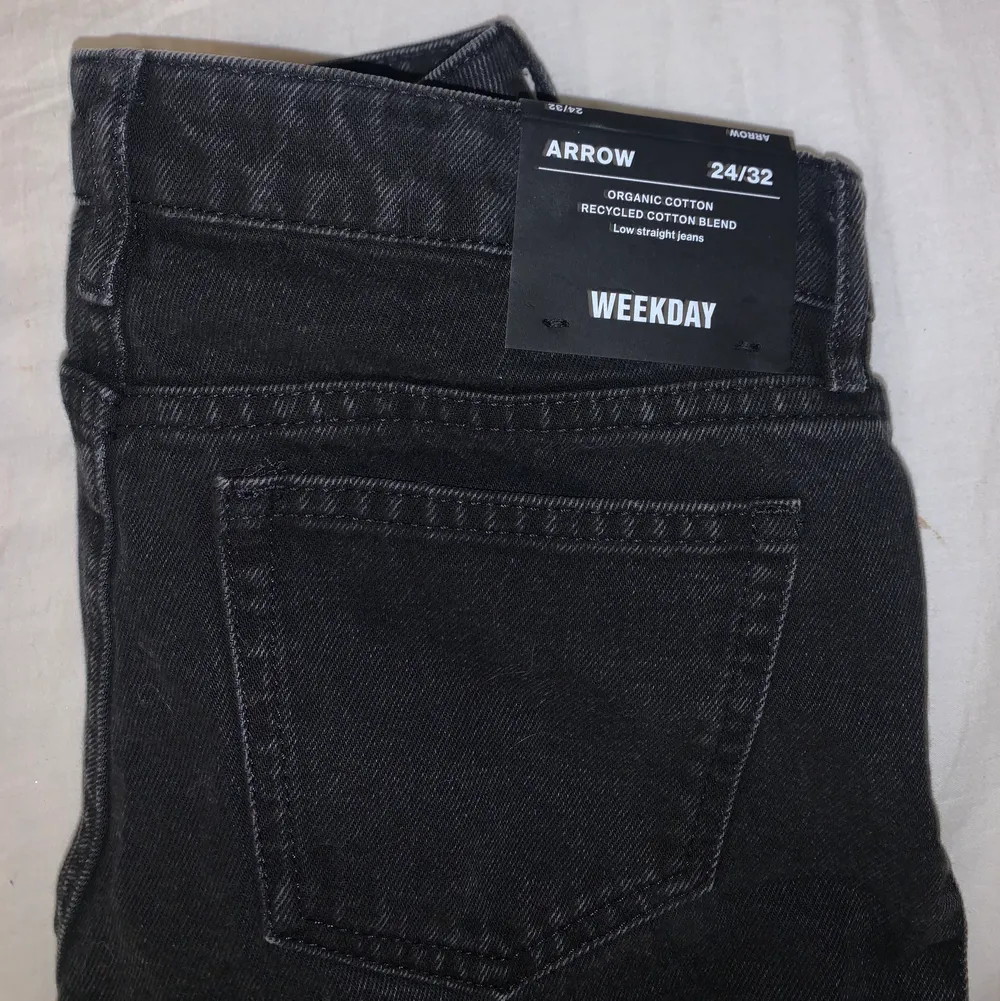 Säljer dessa svarta helt oanvända jeans i storleken w24 L32! Dom passade tyvärr inte mig därav bilderna på dom blåa jeansen vilket är samma modell men i min rätta storlek! Jeansen är helt i nyskick med lappar kvar . Jeans & Byxor.