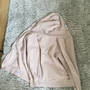 Rosa kofta  - En rosa kofta har änvänts några gånger. Är i ett väldigt bra material och skick.