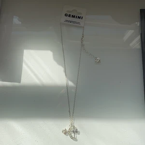 Halsband gemini - Ett helt oanvänt halsband från gemini. Säljer det pga att det ej kommer till användning. Pris 10kr + frakt