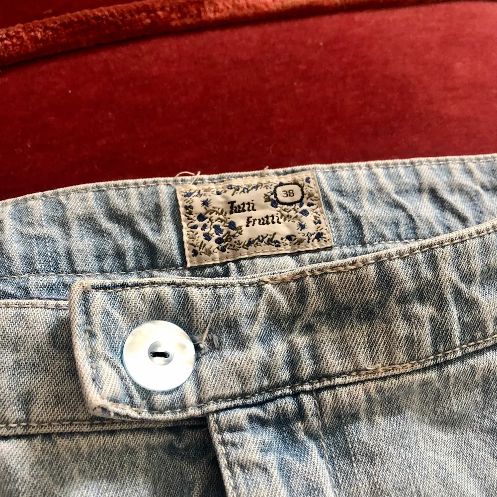 Skön vintage lång jeanskjol från märket Titti Frutti. Omkrets midja: Ca 80cm. 27cm slits.❗️Köparen står för frakten❗️Skriv om du har några frågor💕. Kjolar.