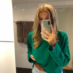Jättefin grön sweatshirt - Sweatshirt i världens finaste, gröna färg!! Slut på hemsidan, knappt använd. Passar xs-m. Hör av er vid frågor/fler bilder💚💚💚 (orkade inte stryka den:))))
