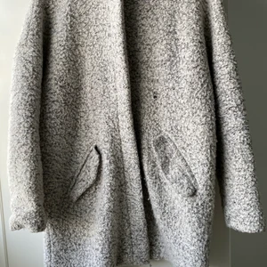 Gråmelerad kappa H&M strl 38 - Gråmelerad höst kappa från H&M i använt skick. Storlek 38.  Frakt går att diskutera.     
