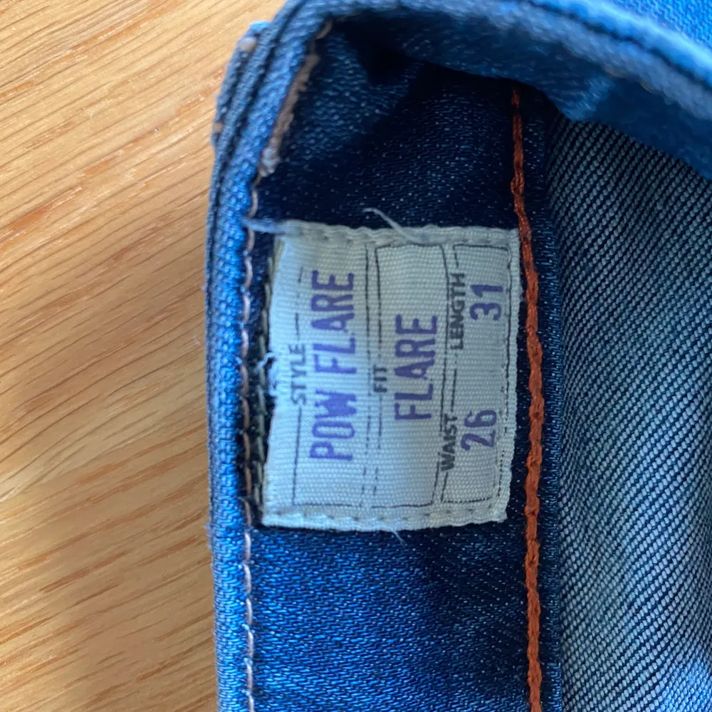 Säljer mina utsvängda midrise jeans från Crocker som jag har köpt på secondhand men tyvärr har blivit för små. W26 L31 men jag har lagt ner dem så dem är några cm längre. De har även en slits på vänster sida men den märks knappt. Nypris 350kr.✨💕💗. Jeans & Byxor.