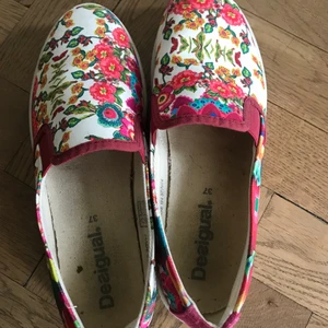 Desigual skor - Detta är ett par himla snygga desigual skor som jag enbart använt ett fåtal gånger Pga skavsår. Jag hoppas att någon annan kan få användning av dessa skönheter.