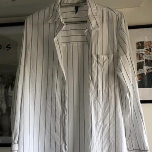 Randig skjorta - Vit randig skjorta på från i storlek S, väldigt skön och lätt