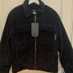Svart manchesterjacka herr/dam - En helt oanvänd svart manchesterjacka från pull and bear med lapp kvar. Jackan har ett skönt innerfoder av teddymaterial. Storlek Medium.