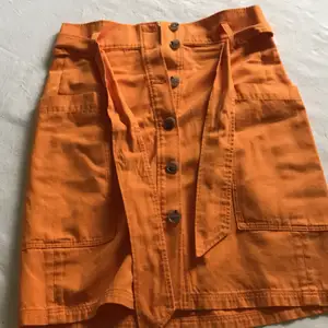 Detta är en orange &other stories kjol som jag endast använt ett fåtal gånger som nu är för liten. 