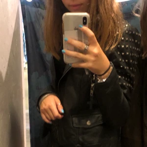 Skinnjacka med nitar - Intressekonflikt på min asballa skinnjacka med nitar. Äkta skinn! Några av nitarna saknas men absolut inget man tänker på! Hör av er vid frågor samt om ni vill ha fler bilder! Buda från 300kr i kommentarerna!⚡️⚡️