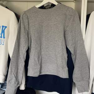 Jättefin sweatshirt ifrån kappahl i storlek S med fina detaljer vid axlarna. endast testad så fint skick. 100 kr inkl. frakt💕