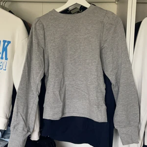 Sweatshirt  - Jättefin sweatshirt ifrån kappahl i storlek S med fina detaljer vid axlarna. endast testad så fint skick. 100 kr inkl. frakt💕