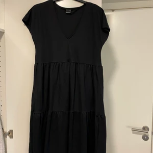 Svart klänning Gina Tricot - Svart luftig klänning från Gina Tricot i storlek M