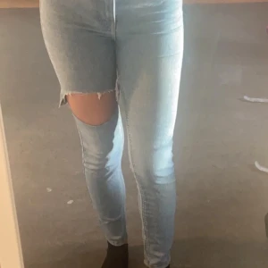 Jeans  - Ett par blåa jeans med hål där fram och bak på benen🤍 varit ett par favoriter faktiskt men växt ut dom nu 🤍 pris kan diskuteras 