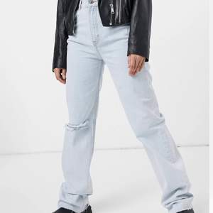 Säljer mina snygga ljusblåa jeans med vida ben och revor i 90-talsstil. Storlek 36 men de är stora i storleken. Använda ett fåtal gånger och är i bra skick. Köpta för 300kr. Bud startar vid 150kr💕💕