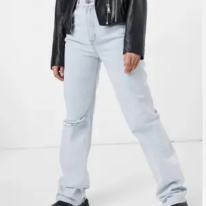 Säljer mina snygga ljusblåa jeans med vida ben och revor i 90-talsstil. Storlek 36 men de är stora i storleken. Använda ett fåtal gånger och är i bra skick. Köpta för 300kr. Bud startar vid 150kr💕💕