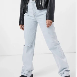Pull&Bear Ljusblå jeans - Säljer mina snygga ljusblåa jeans med vida ben och revor i 90-talsstil. Storlek 36 men de är stora i storleken. Använda ett fåtal gånger och är i bra skick. Köpta för 300kr. Bud startar vid 150kr💕💕