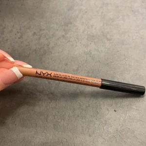 Läppenna - Säljer denna nyx läppenna i färgen ”sugar glass”. Använd och såklart vässad men som ni ser är det mycket kvar.