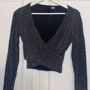Glittrig topp - En glittrig topp från H&M, används endast en gång. Köpt för 150kr, säljer för 70kr.💞