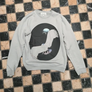 Maison Margiela Crewneck - Säljer denna Maison Margiela tröjan då den tyvärr inte passar mig som jag tänkt. Den är i bra skick förutom minimal slitning på trycket, vilket är svårt att undvika på tröjor som dessa. Har flera bilder på den så var inte rädd att fråga!