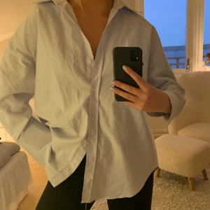 Randig skjorta från Zara  - Randig skjorta från zara i st S, köparen står för frakten.