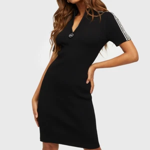 Michael kors  - Säljer denna super fina michael kors kläning som är helt ny! Anledningen är att det inte är min typ av kläning och kan tyvärr inte skicka tillbaks då jag har tappat bort kvittot. Jätte skön material. Stotleken är i M men den passar även bra som både S/L. Nytt pris är 2399kr och mitt pris är 1000kr