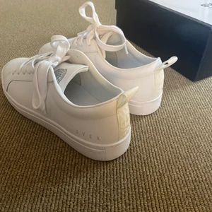Vita sneakers SVEA - Hejj! Jag säljer mina helt oanvända sneakers från Svea i storlek 40 då jag inte har fått ngn användning av de alls. (Frakt tillkommer) Skriv om ni har ngn fråga<33 Nypris: 939kr , säljer för 500kr💕