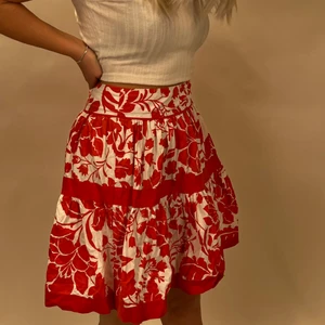 Rödvit kjol från zara - Kjol från zara! Endast använd 2-4 gånger.