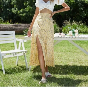 Gul blommig kjol - En jättefin gul blommig kjol från SHEIN med en slits💛 sitter jättefint och har den i fler färger som jag älskar