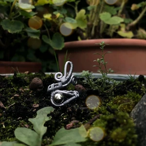 Vindpust ring🌬 - En simpel, men abstrakt ring i aluminium och pläterad ståltråd! Blir varken rosa eller grön om fingrarna dina! 