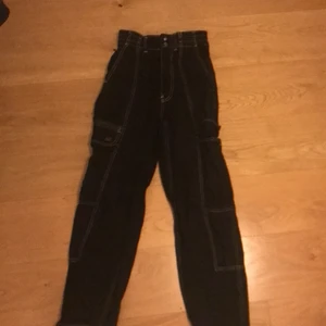 Svarta cargo byxor  - Skit bra skick, sitter stretchiga i midjan, sitter typ som small- medium! Köpte för 700kr, frkten inkluderad i priset 