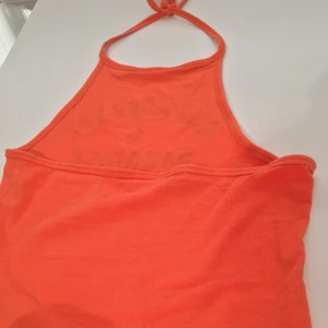 Topp - Söt orange topp med öppen rygg. Från HM i strl XS men passar också som en S🌸