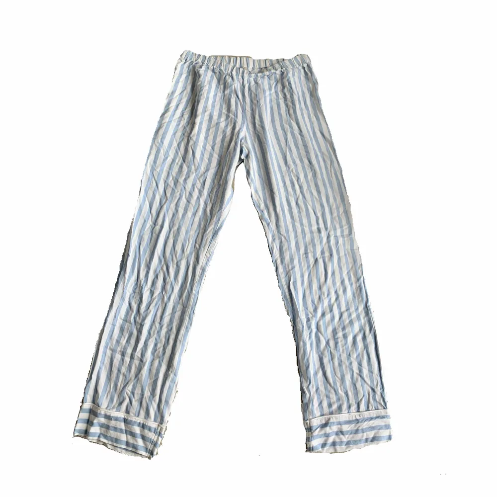 Pyjamasbyxor raka som går ner över hälarna, från Lindex i storlek S. Jeans & Byxor.