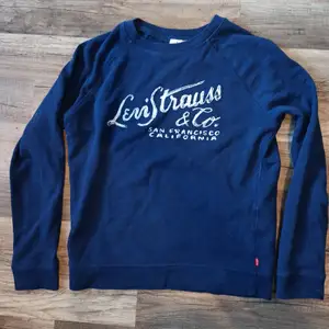En blå sweatshirt av märket levi's, snygg och passar bra. Storlek S och ganska true-to-size. Skriv för fler bilder :)) 