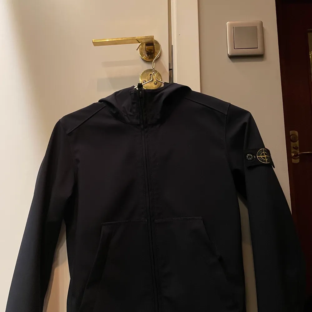 En Stone island Shell jacket junior. Storlek 142/10 år. Den är köpt på kiddies på Östermalm i Stockholm. Använd ett flertal gånger men ändå i jätte bra skick. Säljer den på grund av att den är för liten. Detta är ett äkta plagg. Färg marinblå. Nypris 2500 mitt pris 600kr. Jackor.