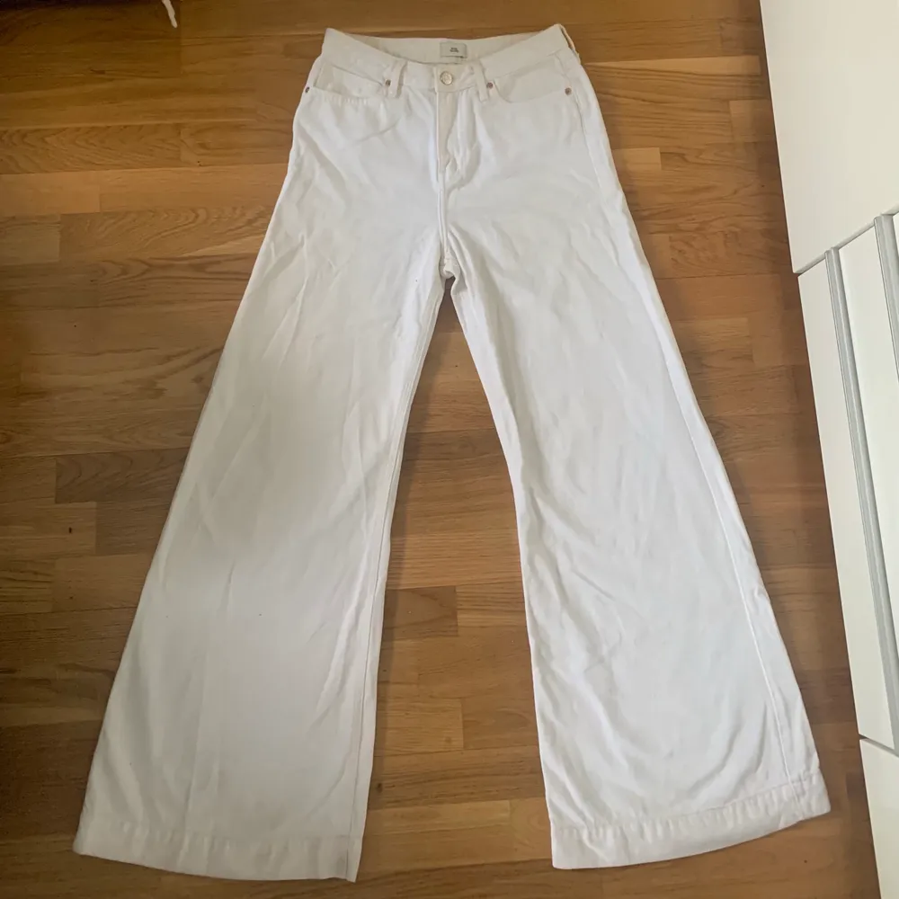 Jättefina vita jeans som jag knappt använt! därav säljs dem💗🧚 passar S-XS💕 frakt tillkommer. Jeans & Byxor.