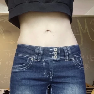 Lowrise jeans från forever young !!  - Storlek 7/ S Passar nog XS med. Köpta på plick men kommer inte till andvändning tyvärr. 