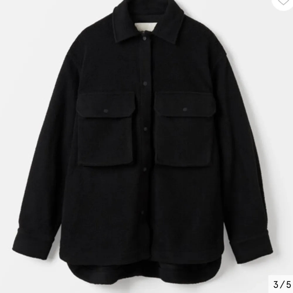 Säljer denna Carin Wester jackan ”Bonzai” i svart eftersom den aldrig kommit till användning. Jackan är superskön och är i teddy/pile-material. Nypris var 500 kr och den är i nyskick eftersom jag ej har använt den. Storlek XS men ganska stor.. Jackor.
