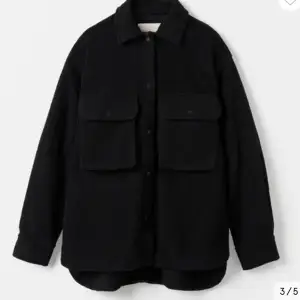 Säljer denna Carin Wester jackan ”Bonzai” i svart eftersom den aldrig kommit till användning. Jackan är superskön och är i teddy/pile-material. Nypris var 500 kr och den är i nyskick eftersom jag ej har använt den. Storlek XS men ganska stor.