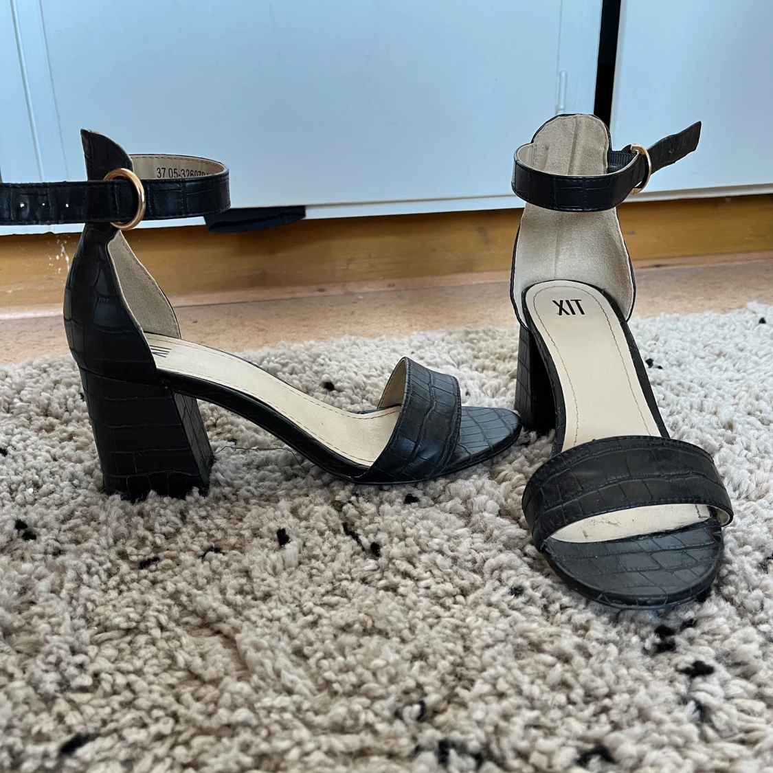 Svarta ormskinnsklackar  - 90