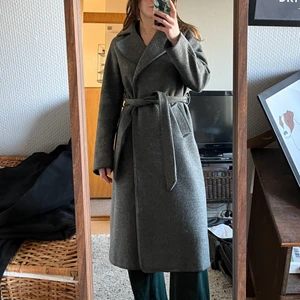 Mörkgrå vinterkappa - Älskad grå vinterkappa från Bik Bok Stl XS, något oz  Akryl, polyester och 4% ull Oförskämt bra skick- har använts flitigt i ett antal säsonger men det enda att anmärka på är lite noppor som jag tycker döljs bra i tyget och lite ”böjmärken” på ärmarna från användning:) 🤍250kr inkl spårbar frakt