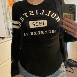 Tröja - Vintage hollister tröja. Den är svart och vit. Väldigt mjuk material och är i storlek XS. Passar även S och sitter då så som den sitter på mig. Säljer för 80kr+ frakt 🚚 