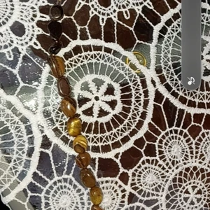 Armband  - Armband med tigers eye stenar,den vart lite stor till mig 