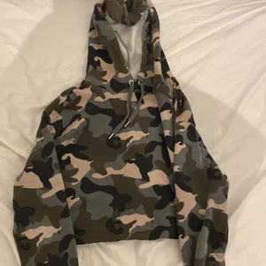 Croppad camouflage hoddie - Använd men i god skick👌🏼.                               Köparen står för frakten ( kommer info )